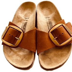 This Birkenstock Madrid sandal in Cognac color and size 39 (US 8)